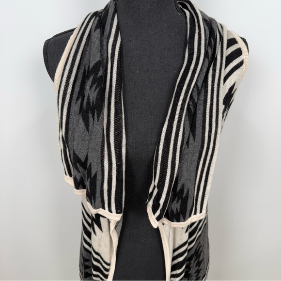 Black and Cream Sleeveless Cardigan with Geometric Pattern - Picture 3 of 5